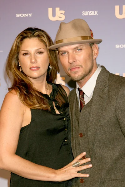 Daisy Fuentes & fästman — Stockfoto