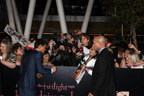 Taylor Lautner signant des autographes — Photo