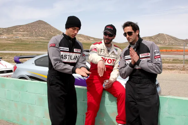 Zachary Levi, Keanu Reeves e Adrien Brody discutono di corse — Foto Stock