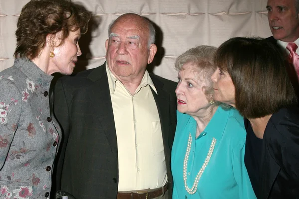 Mary tyler moore, ed asner, betty witte en valerie harper — Stockfoto