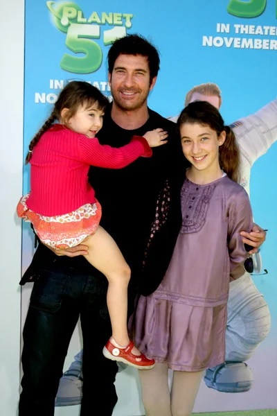 Dylan Mcdermott & kinderen — Stockfoto