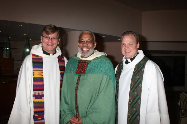 Father J Glenn Murray (C), priests — Stock Photo, Image