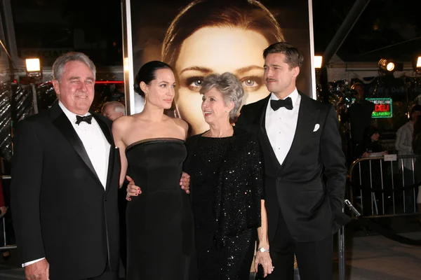 Brad Pitt y sus padres con Angelina Jolie — Foto de Stock