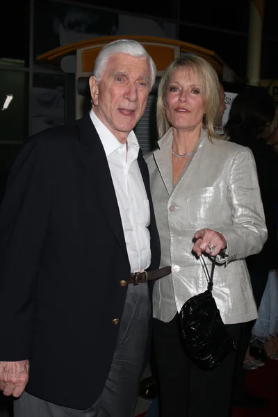 Leslie nielson, fru barbaree earl nielsen — Stockfoto