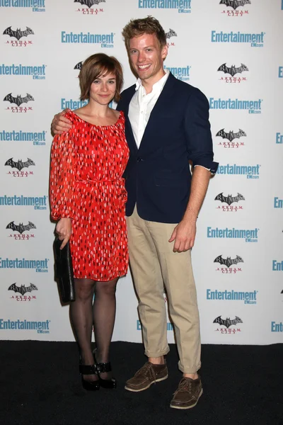 Renee Felice Smith, Barrett Foa — Stockfoto