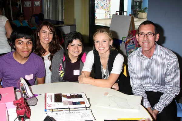 Kevin Valenzuela, Nicole Chavez, Daniely Valenzuela, Kristen Bell, Mark Linn Pozo — Stock Photo, Image