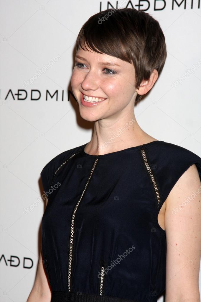 Classify Beautiful Actress Valorie Curry