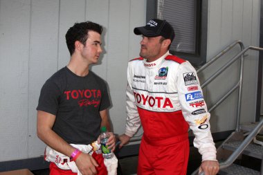 Kevin Jonas, Brian Austin Green