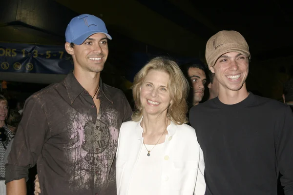 Lindsay wagner och hennes söner — Stockfoto