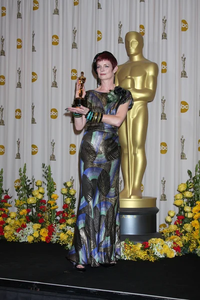 El diseñador de vestuario Sandy Powell, ganador del premio al mejor diseño de vestuario por 'The — Foto de Stock