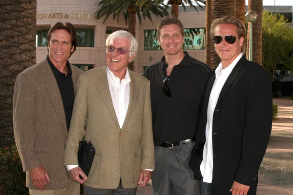 Dick Van Dyke & Son Barry, y sus nietos Carey & Shane Van Dyke — Foto de Stock