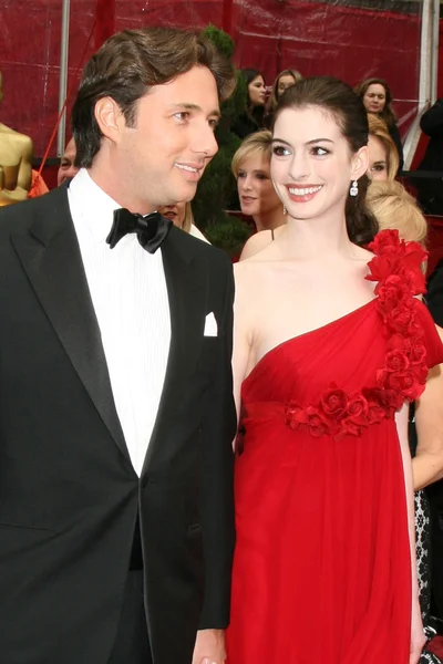 Anne Hathaway & Date — Stock Photo, Image