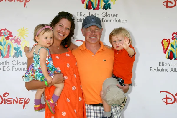 Neal mcdonough, fru & barn — Stockfoto