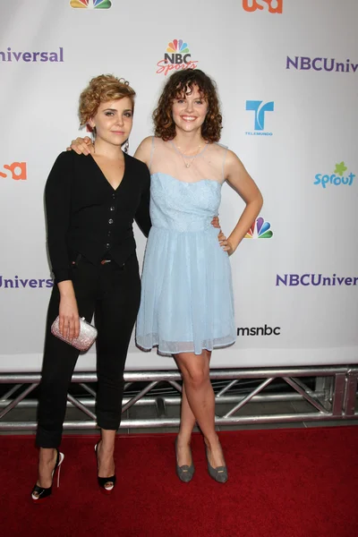 Mae Whitman, Sarah Ramos — Zdjęcie stockowe