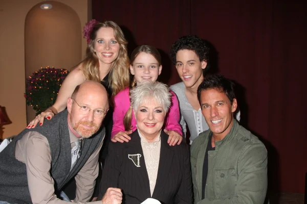 Lauralee Bell, Makaela Johnson, Zach Cumer, Shari Wiedmann, Aaron Lustig, Shirley Jones, Dan Cortese — Stockfoto