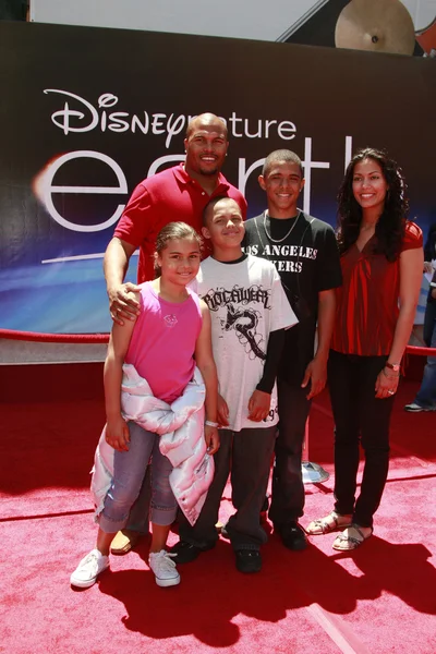 Antonio Pierce and family — Stock Photo, Image