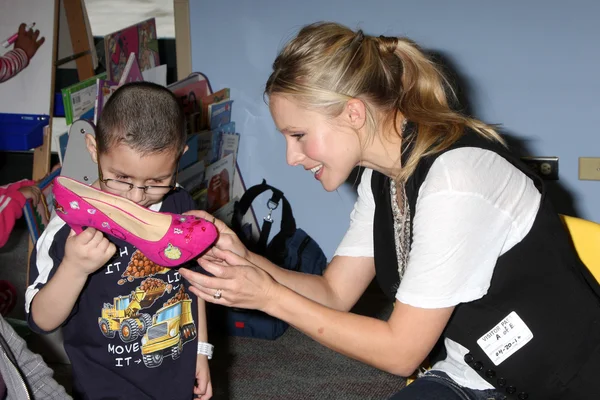 Kristen Bell y pacientes del hospital Imagen de archivo