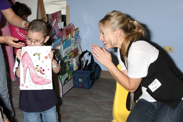 Kristen Bell y pacientes del hospital Imagen de archivo