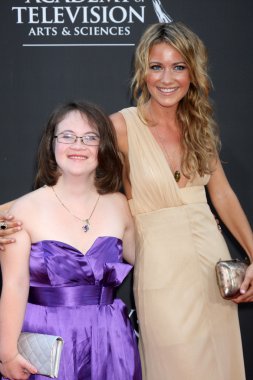 Meredith Hagner ve kız kardeşi