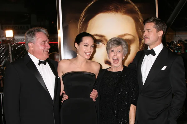 Brad Pitt and his parents with Angelina Jolie — Stock Photo, Image