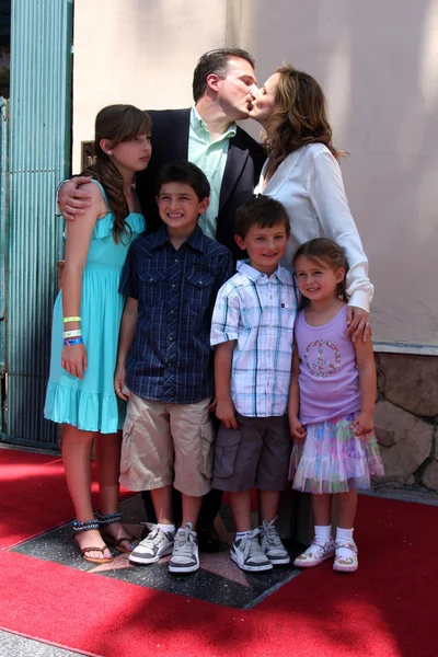 Marlee Matlin & Husband Kevin Grandalski , with children — Stock Photo, Image