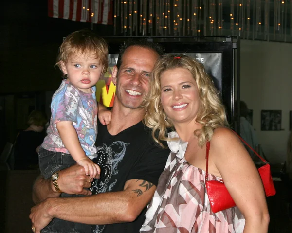 Lloyd Eisler & Kristy Swanson, with their son Magnus — Stock Photo, Image