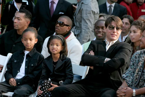 Tom Cruise with Will's friends and family — Stock Photo, Image