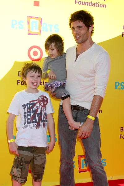 James marsden & seine kinder — Stockfoto