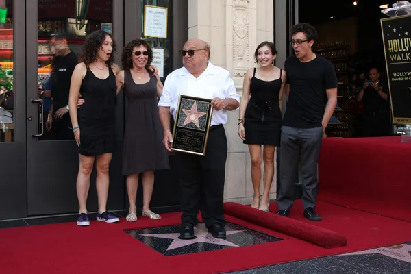Danny Devito, com a esposa Rhea Perlman e seus filhos — Fotografia de Stock
