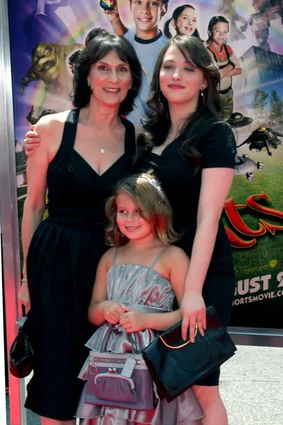 Kat dennings, mama i siostrzenica — Zdjęcie stockowe