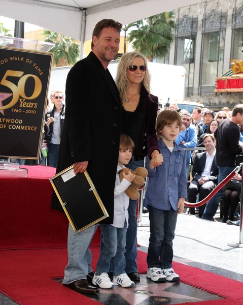 Russell Crowe & family — Stock Photo, Image