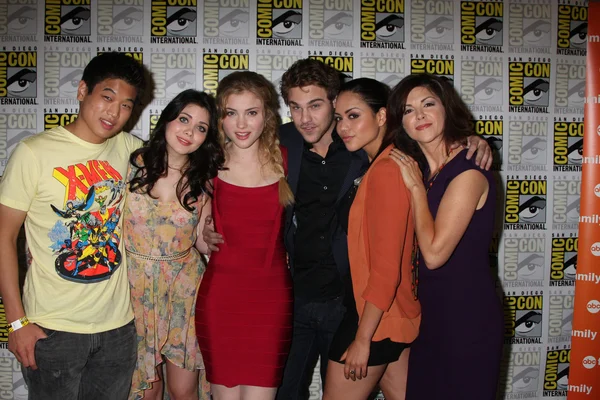 Ki hon leem, grace phipps, skylar samuels, grey damon, alyssa diaz, tarte d'amy — Photo