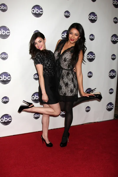 Lucy Hale, Shay Mitchell — Stock Photo, Image