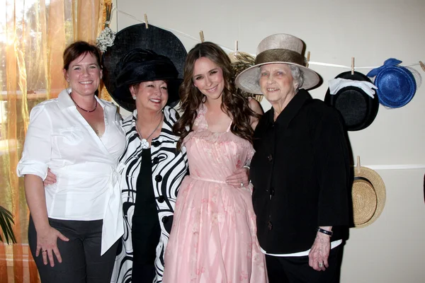 Michelle Hewitt (Sister-in-law), Pat Hewitt (Mom), Jennifer Love Hewitt, and Charlaotte Shipp (Grandma) — Stock Photo, Image