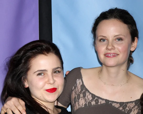 Mae Whitman, Sarah Ramos — Zdjęcie stockowe