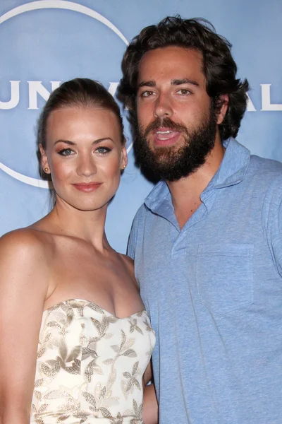 Yvonne strahovski och zach levi — Stockfoto