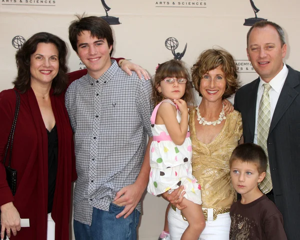 キャシー銀 （左） と妹 nancey 銀メダルと他の家族 — ストック写真