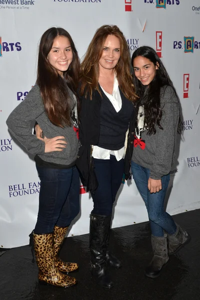 Catherine Bach and daughters — Stock Photo, Image