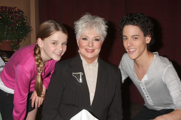 Makaela Johnson, Shirley Jones, Zach Cumer — Zdjęcie stockowe