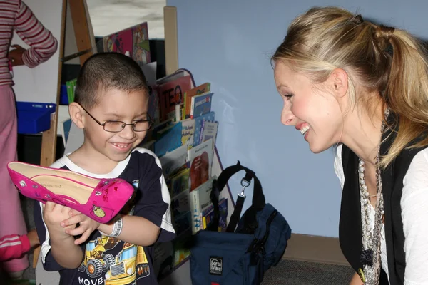 Kristen Bell & hospital patients — Stock Photo, Image