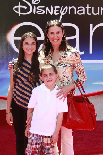 Mimi Rogers with daughter Lucy, son Charlie and a friend — Stock Photo, Image