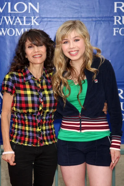 Debbie y Jenette Mccurdy —  Fotos de Stock