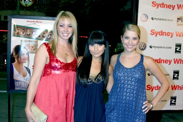 Jennifer Tisdale, Kierstin Koppel, and Ashley Benson Co Stars — Stock Photo, Image
