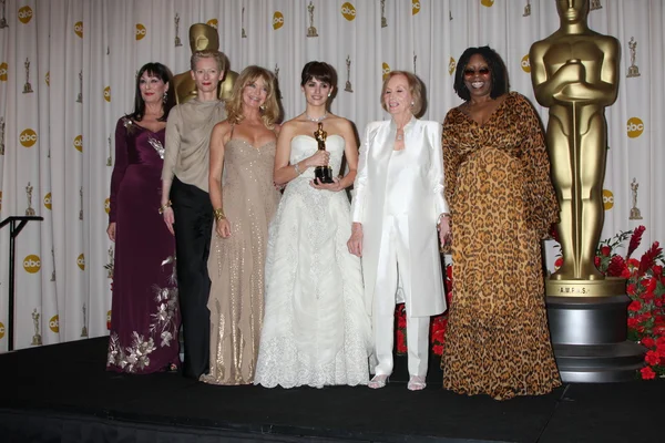 Anjelica huston, tilda swinton, penelope cruz, eva marie saint & whoopi iść — Zdjęcie stockowe