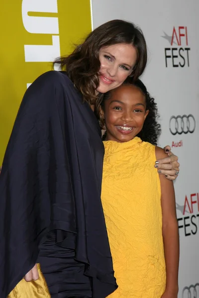 Jennifer garner, yara shahidi — Stockfoto