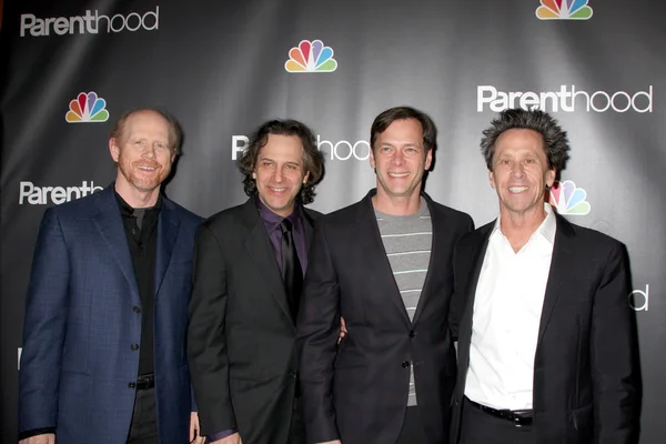 Productores ejecutivos Ron Howard, Jason Katims, David Nevins, y —  Fotos de Stock