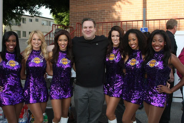 Jeff Garlin e le ragazze dei Lakers — Foto Stock