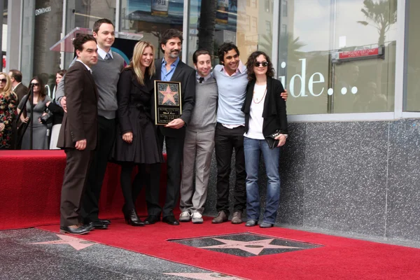 Chuck Lorre y el elenco de The Big Bang Theory — Foto de Stock