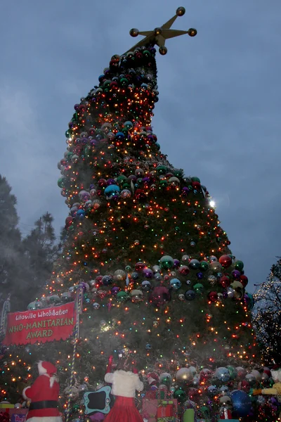 Grinchmas 弯曲的圣诞节树 — 图库照片
