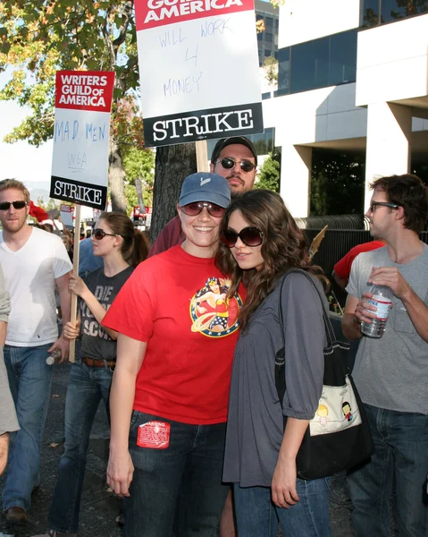 Mila Kunis & Friend — Stock Photo, Image